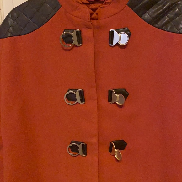 Gilli Cape - Picture 2 of 7